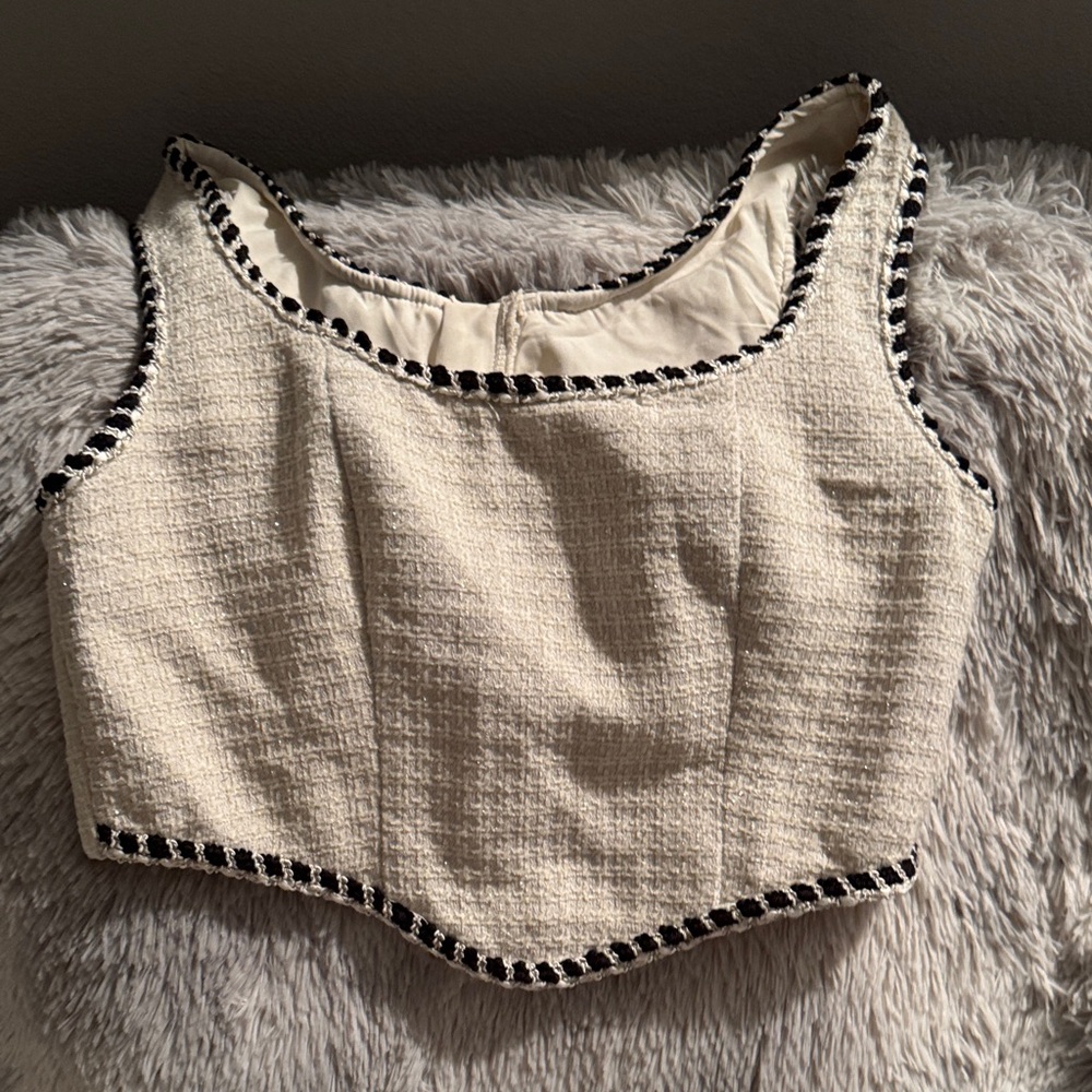 Chic Sleeveless Cream Top with Black Trim
